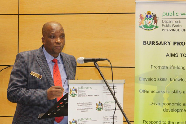 MEC-Pillays-heart-to-heart-with-Public-Works-interns_5