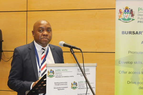 MEC-Pillays-heart-to-heart-with-Public-Works-interns_8